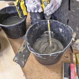 Luk hul efter brændeovn: Rør en god portion reparationsmørtel op Luk hul efter brændeovn: Rør en god portion reparationsmørtel op